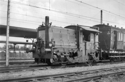 165367 Afbeelding van locomotor nr. 312 (serie 200/300) van de N.S. met een houtgasgenerator te Uitgeest, tijdens een ...
